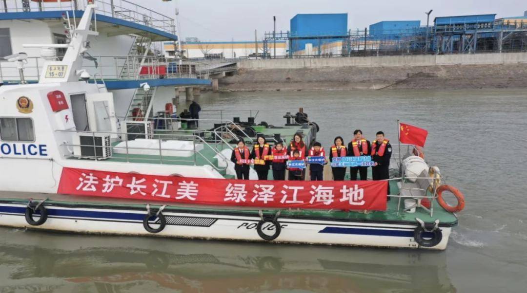 长江公安船，守护江河的坚定力量