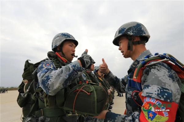 中国伞兵空投训练，锻造精英，砥砺前行