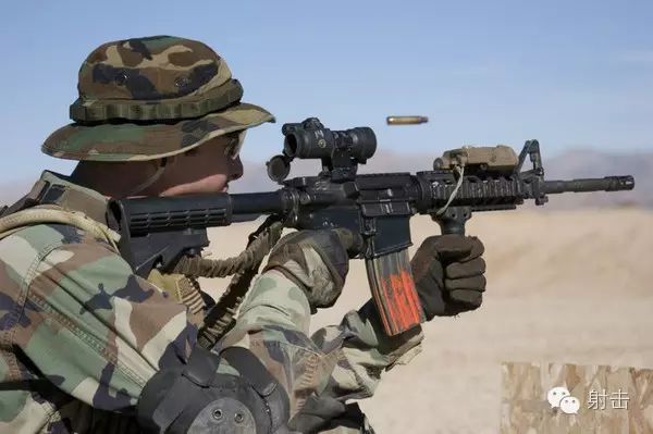 伞兵带哪些武器，现代特种作战中的装备选择